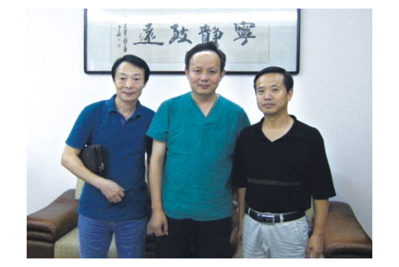 1506152529571634.jpg 曾秋棠(中)与记者合影.jpg