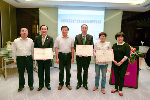 1527769545976648.jpg jpg叶总等获奖.jpg