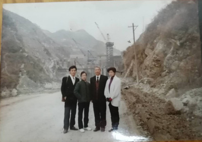 1545543154853269.jpg 谢与家人留影.jpg