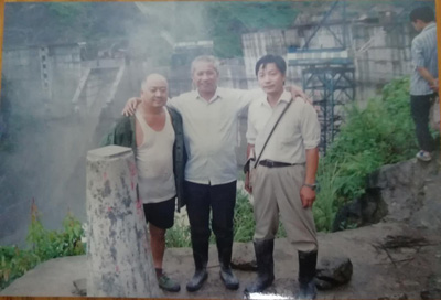 1545543205382835.jpg 与工人在工地留影.jpg