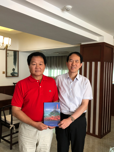 1562309437789944.jpg 赠书郑启湘.jpg