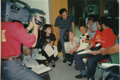 1563355379776288.jpg 杨与小江珊与鞠萍等在一起.jpg