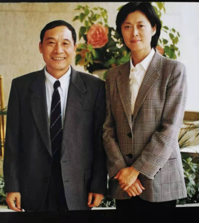 1563419515879298.jpg 与敬一丹留影.jpg
