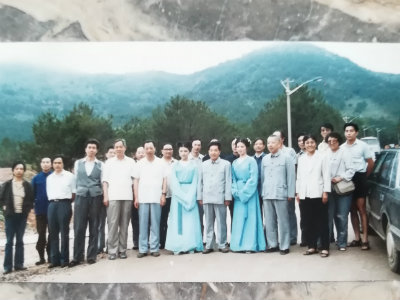 1563419929587545.jpg 省委书记关广富与张厅长等留影.jpg