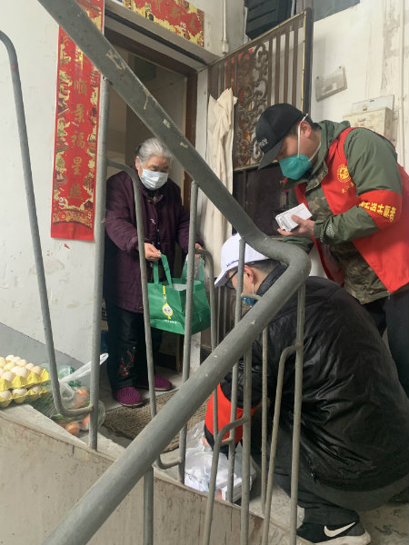 1583758644939253.jpg 1给老人送菜.jpg