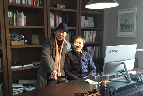 1516155371891577.jpg jpg作者站在鲁虹背后.jpg