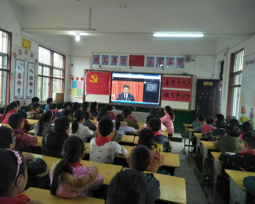 1508372825596627.jpg 6912542707929.jpg学生收看.jpg