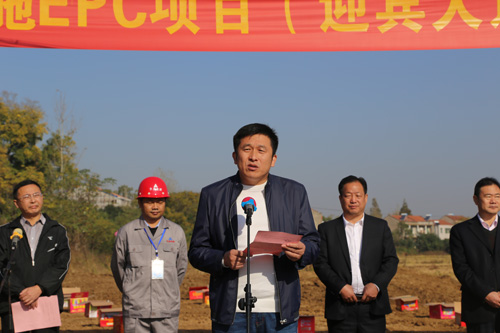 1509528799462616.jpg 团风县住建局长曹红生介绍工程简况.JPG