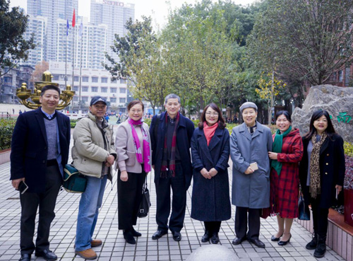1513762791701167.jpg 图片4.jpg关校长与代表留影.jpg