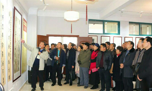 1515220608544547.jpg jpg监利与会人员参展.jpg