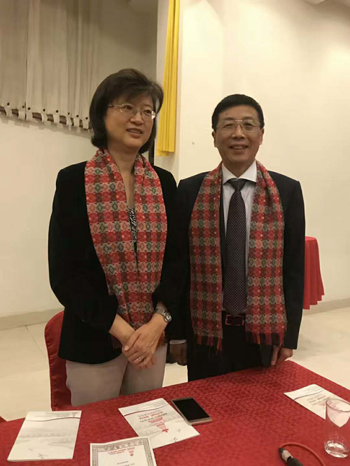 1527842700689634.jpg .jpg戴新民与于红大使留影.jpg