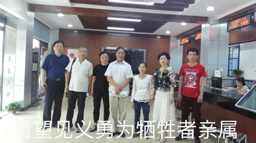 1527936890121757.jpg jpg邓斌看望见义勇为英雄.jpg看望英雄.jpg