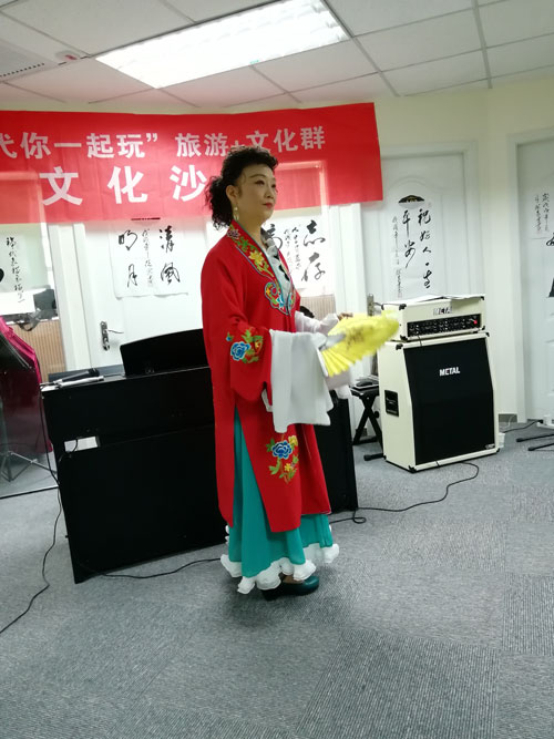 1530298583401816.jpg 演唱京剧.jpg