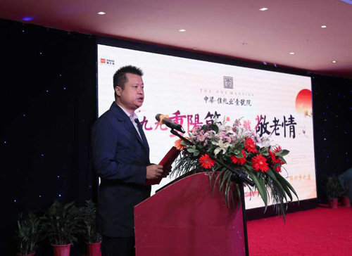 1539766893356472.jpg 男士拿本讲话.jpg