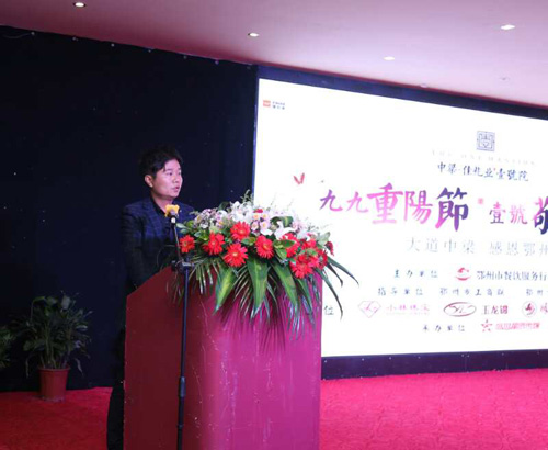 1539766910174820.jpg 蓝色女讲话.jpg