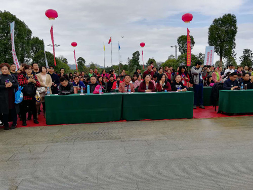 1541846745771359.jpg 台下人群.jpg