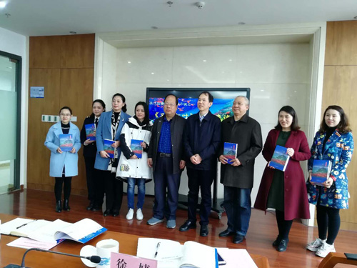 1542194797969824.jpg 座谈会前赠书.jpg