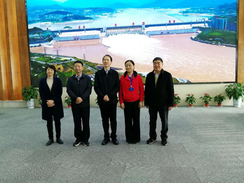 1542194915419376.jpg 与罗静留影.jpg