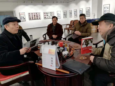 1551358523261585.jpg 梅子(左一)与读书恳谈会的同志座谈.jpg