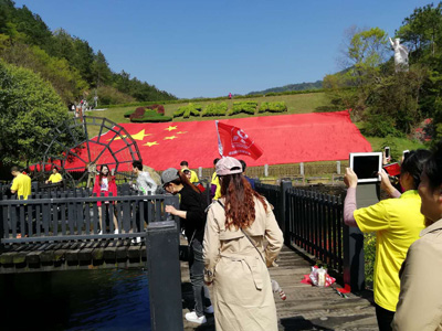 1554026967721070.jpg 大红旗.jpg