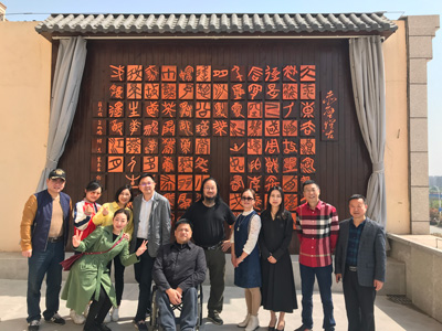 1554697047633543.jpg 诗词前留影.jpg+.jpg