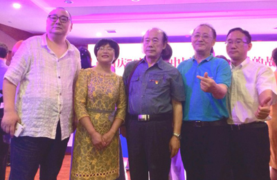 1561887604571842.jpg 代与刘益善等人留影.jpg
