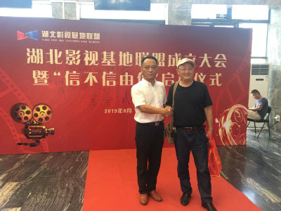 1565339128892461.jpg 代与王胜利留影.jpg