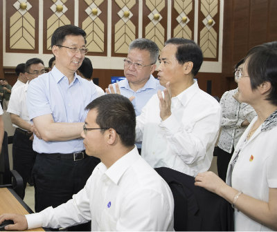1567023488987570.jpg 韩正在海南大数据中心调研+.jpg
