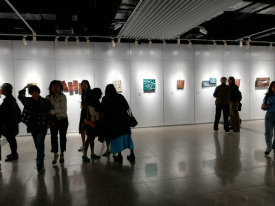 1573284270808248.jpg 观展之一.jpg