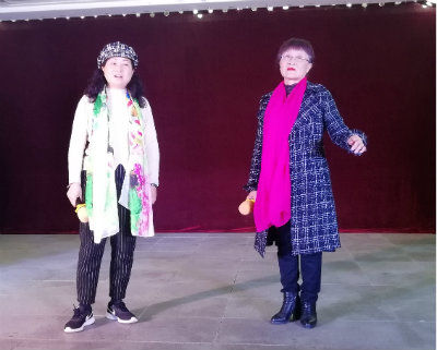 1574589442211793.jpg 两姐妹演唱++.jpg