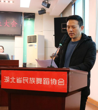 1576669064190395.jpg 曾军做报告+.jpg