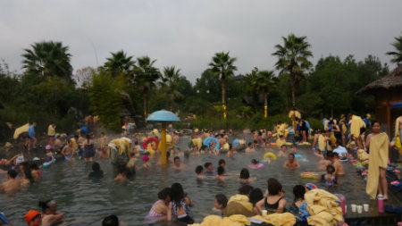 1577610302522578.jpg 温泉人流如织.jpg