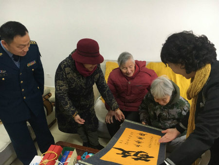 1577867229377350.jpg 李明芳给马旭赠送书法作品.jpg