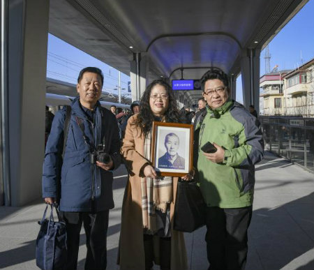 1578400462227548.jpg 与遗像留影3人+.jpg