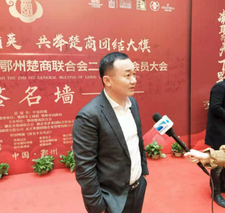 1578563766288510.jpg 西装接受采访.jpg