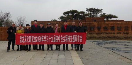 1578780674658743.jpg 公园门前留影.jpg
