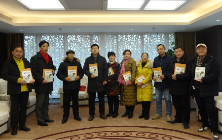1578780969994876.jpg 赠书留影.jpg