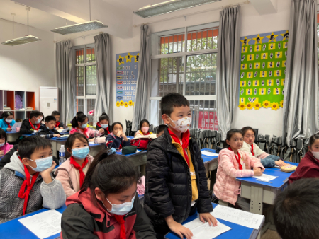 1669353377935011.jpg 张菱儿老师与江豚诗社小社员们互动.jpg