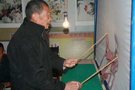 1680323730488299.jpg 皮影子著名传承人席承亚在王店镇非.jpg