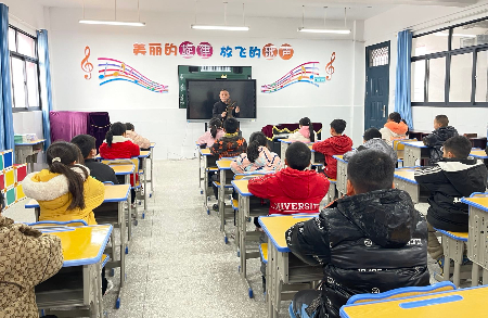 1680323772316383.jpg 但德峰在双莲小学给学生非遗文化.jpg