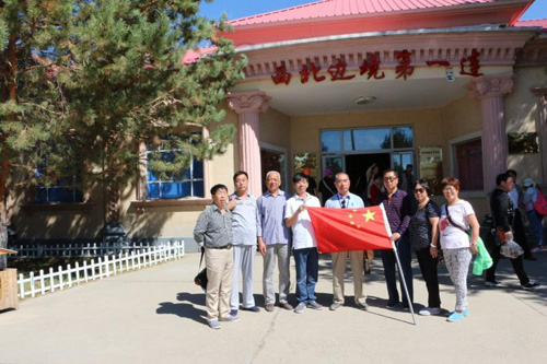 1514693169297661.jpg jpg国旗留影.jpg