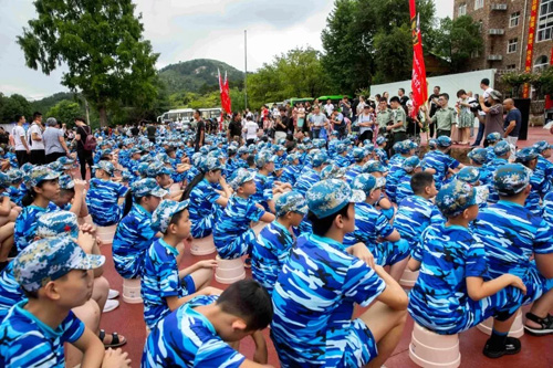 1531473767670814.jpg 640.jpg学生坐地.jpg