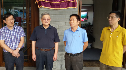 1537172561392423.jpg 薄刀峰老年游学.jpg