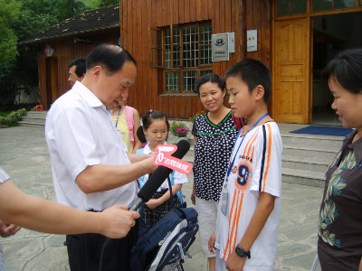 1565587330290529.jpg 采访小学生.jpg
