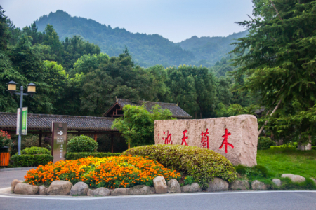 1609492366319003.jpg 木兰天池景区门楼2.jpg