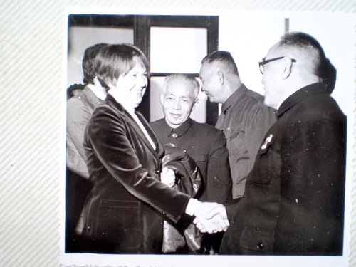 1536701513559219.jpg 省委第一书记陈丕显、省长李夫全在华师会见斯诺-夫人洛伊丝.+3jpg.jpg