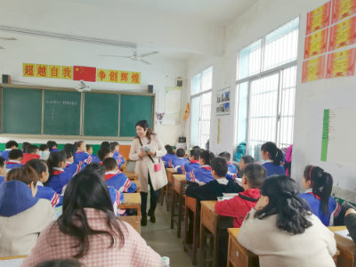 1568094840314740.jpg 唐琼在教学中.jpg