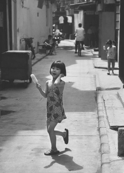 1576656195722254.jpg 吃冰棒的小女孩.jpg