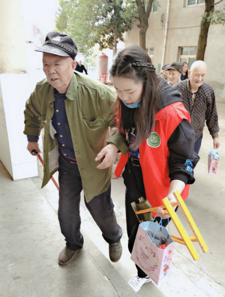1577163027355933.jpg 帮扶老人.jpg