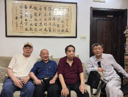 1762171636571584.jpg 合影(左二黄自华,左一为耕夫,右.jpg